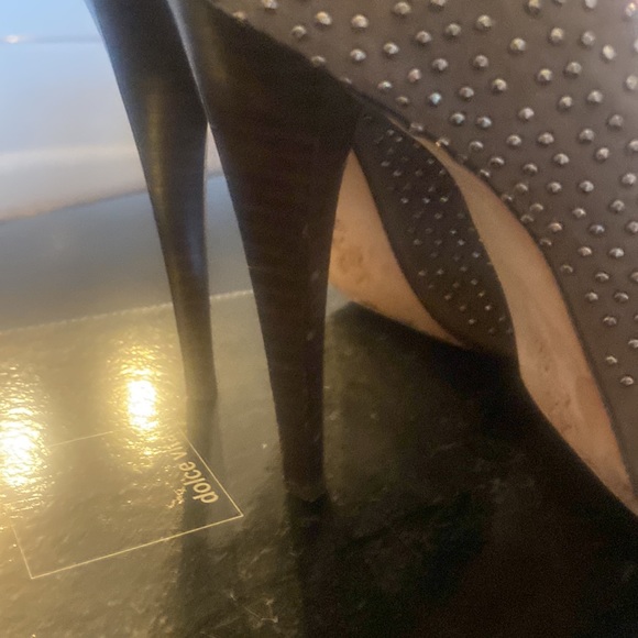 Dolce Vita charcoal grey suede studded pumps w/ hidden inside platform. Size 6.5 - Picture 3 of 5